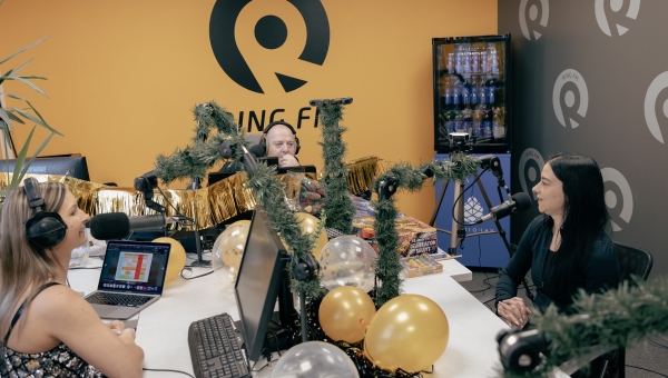 Hommikuprogrammi saatejuht Kristjan Veedler koos külalissaatejuhi, Võrumaa Teataja peatoimetaja Kadi Annomiga uurimas personaaltreener Kristina Noorsalult (paremal), kuidas uut aastat tervislikumalt alustada ja kuidas teha nii, et trennihoog pärast paari nädalat ei raugeks. FOTOD: Aigar Nagel